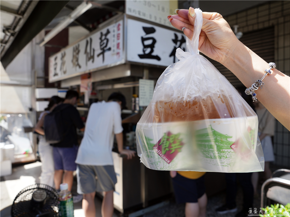 【台中西區。美食】『民生路無名豆花』配料裝好裝滿隨你加！佛又好吃的超夯排隊豆花、仙草凍！ @傻蛋夫妻生活札記