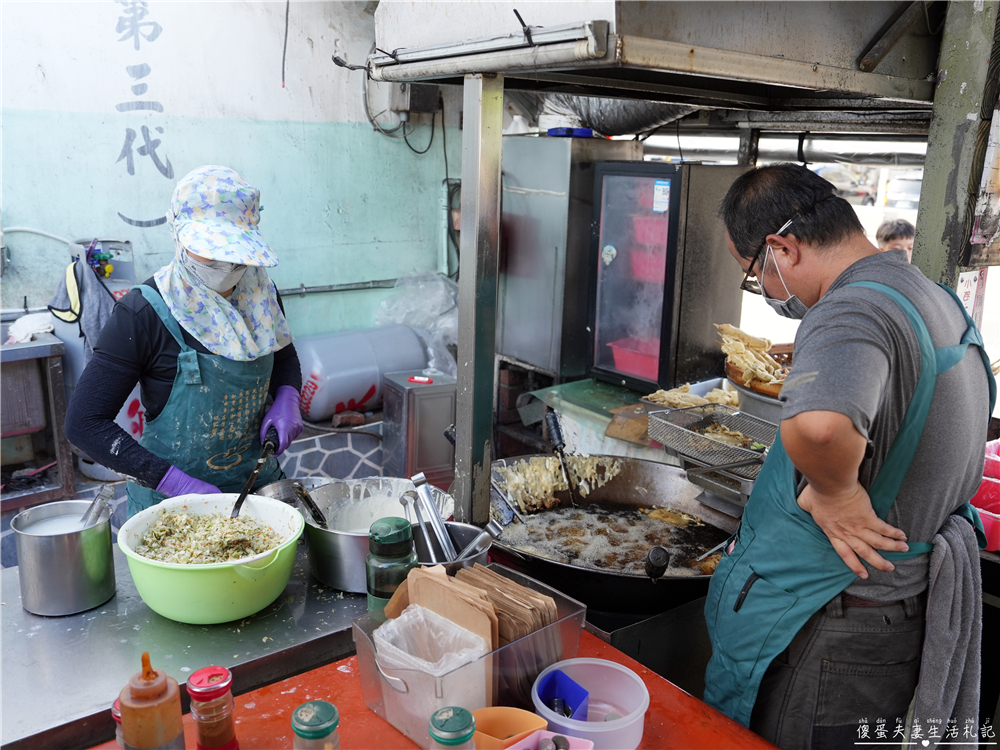 【澎湖白沙。美食】『回家炸粿』超人氣！隨時人潮滿滿的路邊炸粿專賣店！檸檬汁也好好喝！ @傻蛋夫妻生活札記