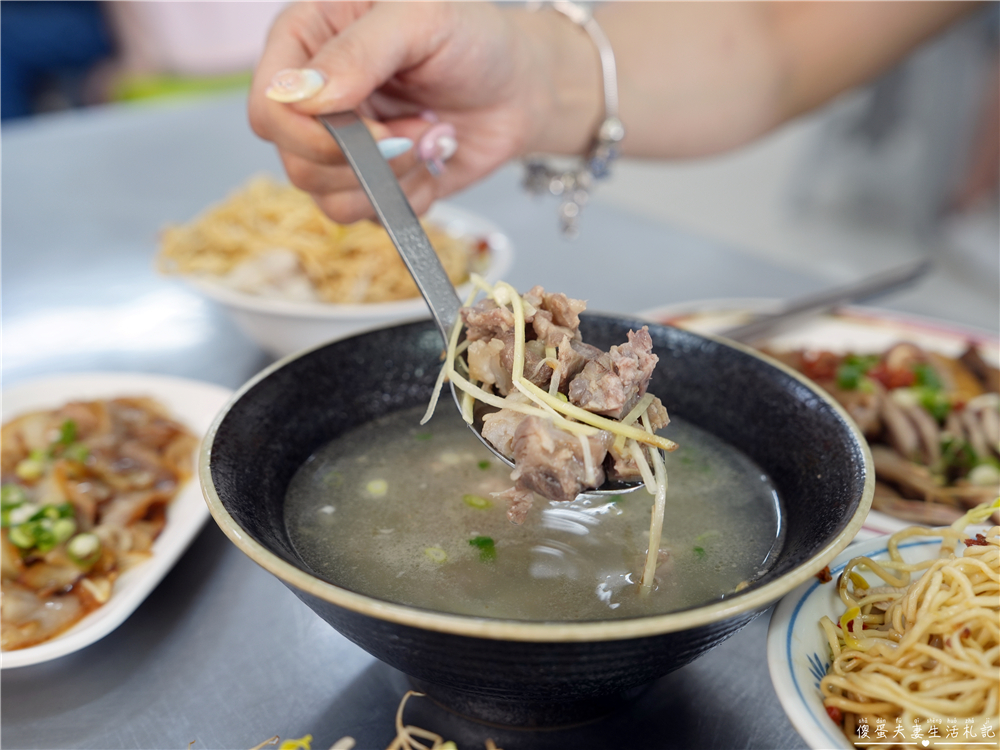 【澎湖馬公。美食】『法院旁蛋黃麵』在地人激推！好吃又涮嘴的在地小吃！ @傻蛋夫妻生活札記