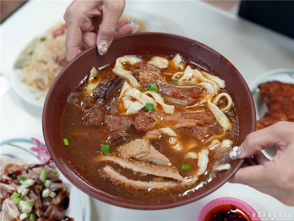 【台中西區。美食】『壹等涼牛肉麵』在地老字號！必點超猛滿漢刀削牛肉麵！學生還有優惠~~ @傻蛋夫妻生活札記