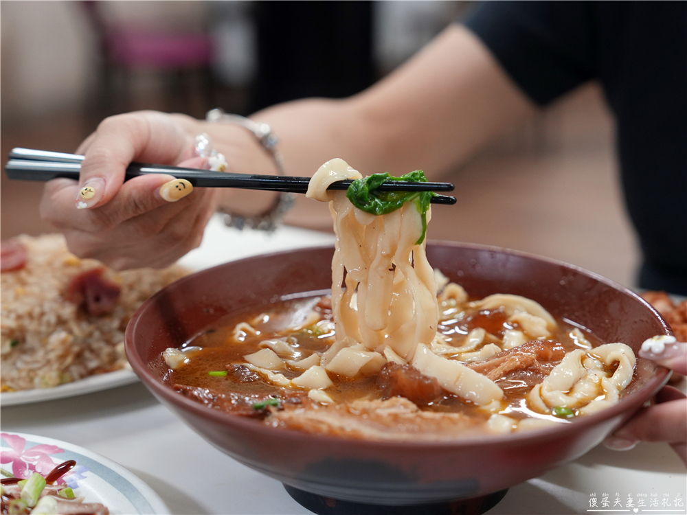 【台中西區。美食】『壹等涼牛肉麵』在地老字號！必點超猛滿漢刀削牛肉麵！學生還有優惠~~ @傻蛋夫妻生活札記