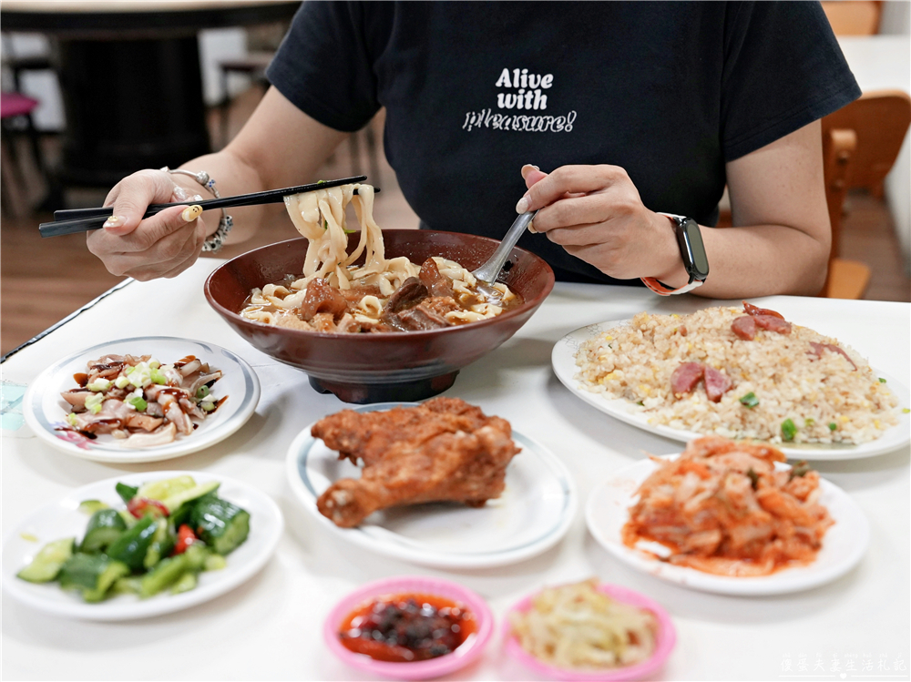 【台中西區。美食】『壹等涼牛肉麵』在地老字號！必點超猛滿漢刀削牛肉麵！學生還有優惠~~ @傻蛋夫妻生活札記