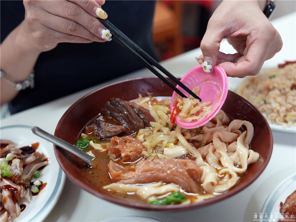 【台中西區。美食】『壹等涼牛肉麵』在地老字號！必點超猛滿漢刀削牛肉麵！學生還有優惠~~ @傻蛋夫妻生活札記