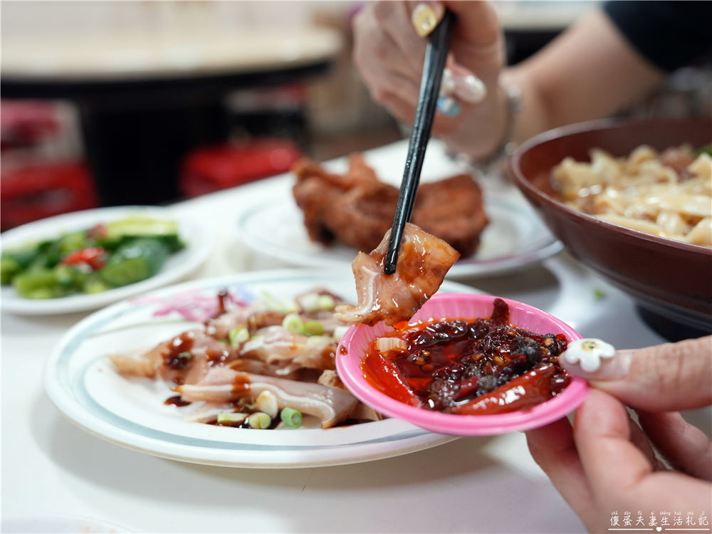 【台中西區。美食】『壹等涼牛肉麵』在地老字號！必點超猛滿漢刀削牛肉麵！學生還有優惠~~ @傻蛋夫妻生活札記