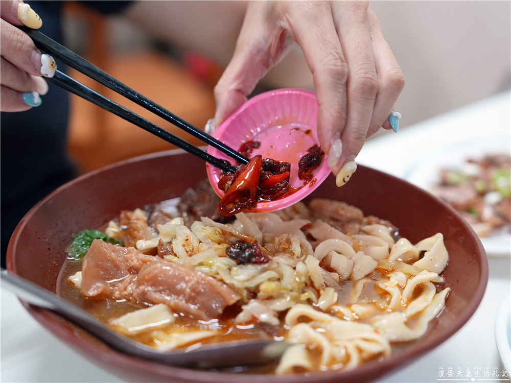 【台中西區。美食】『壹等涼牛肉麵』在地老字號！必點超猛滿漢刀削牛肉麵！學生還有優惠~~ @傻蛋夫妻生活札記