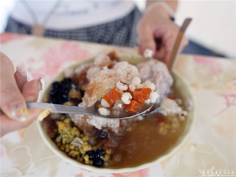 【苗栗市。美食】『宏美紅糖剉冰』最顯眼的隱藏版老字號！超古早味大份量挫冰！ @傻蛋夫妻生活札記