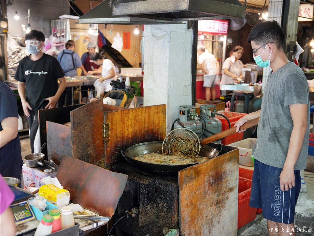 【台中西屯。美食】『黑冠炸雞』水湳市場超人氣炸雞！現場現炸，新鮮出爐！就連冷了都好吃！ @傻蛋夫妻生活札記