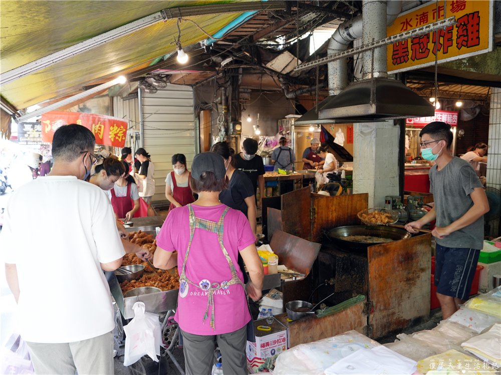 【台中西屯。美食】『黑冠炸雞』水湳市場超人氣炸雞！現場現炸，新鮮出爐！就連冷了都好吃！ @傻蛋夫妻生活札記