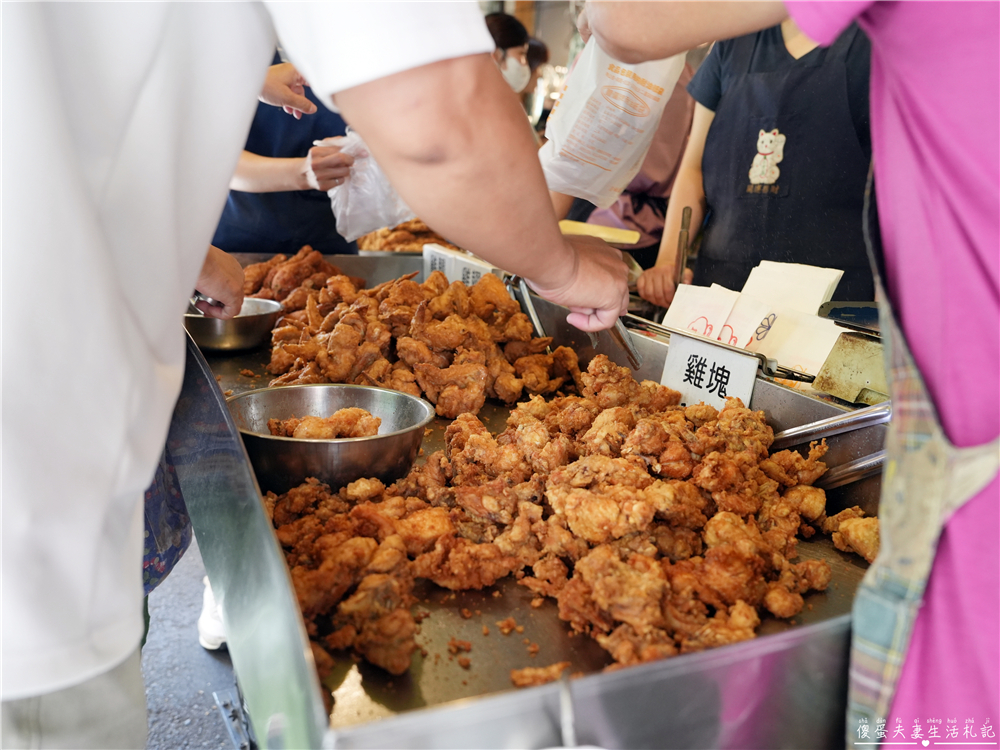 【台中西屯。美食】『黑冠炸雞』水湳市場超人氣炸雞！現場現炸，新鮮出爐！就連冷了都好吃！ @傻蛋夫妻生活札記