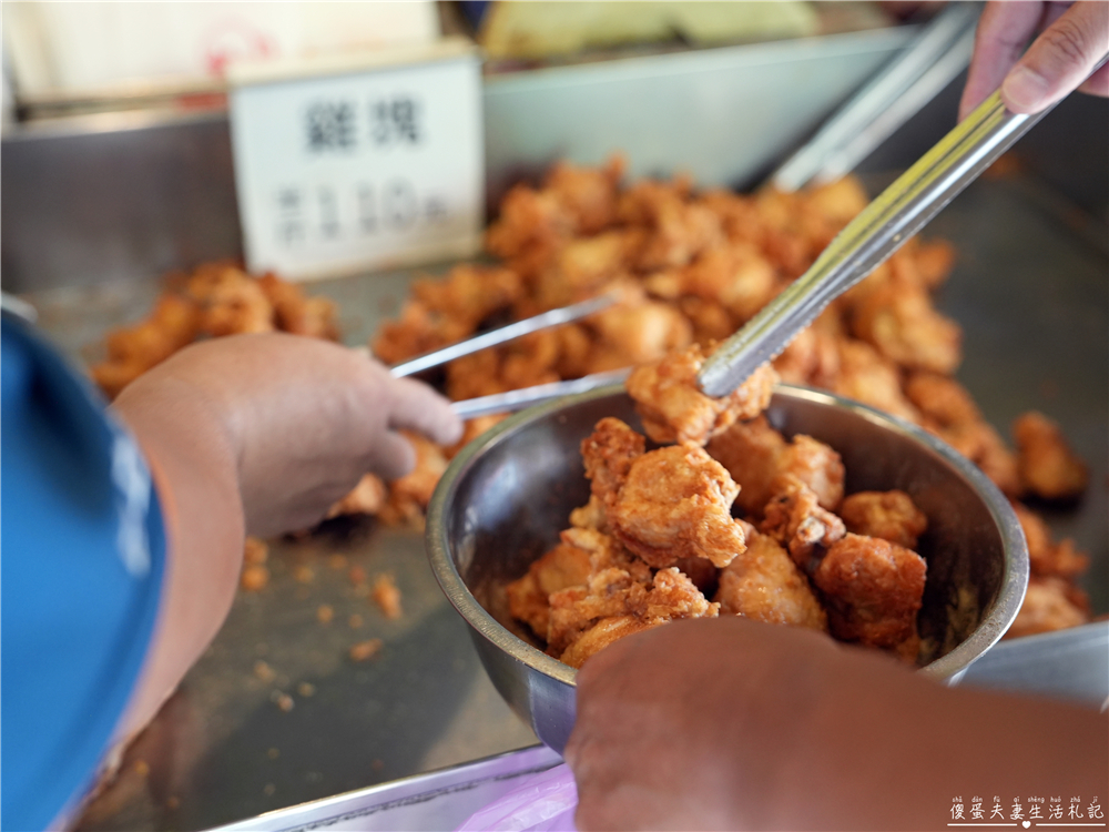 【台中西屯。美食】『黑冠炸雞』水湳市場超人氣炸雞！現場現炸，新鮮出爐！就連冷了都好吃！ @傻蛋夫妻生活札記