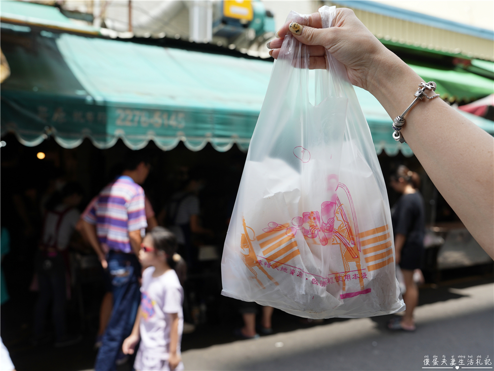 【台中西屯。美食】『黑冠炸雞』水湳市場超人氣炸雞！現場現炸，新鮮出爐！就連冷了都好吃！ @傻蛋夫妻生活札記