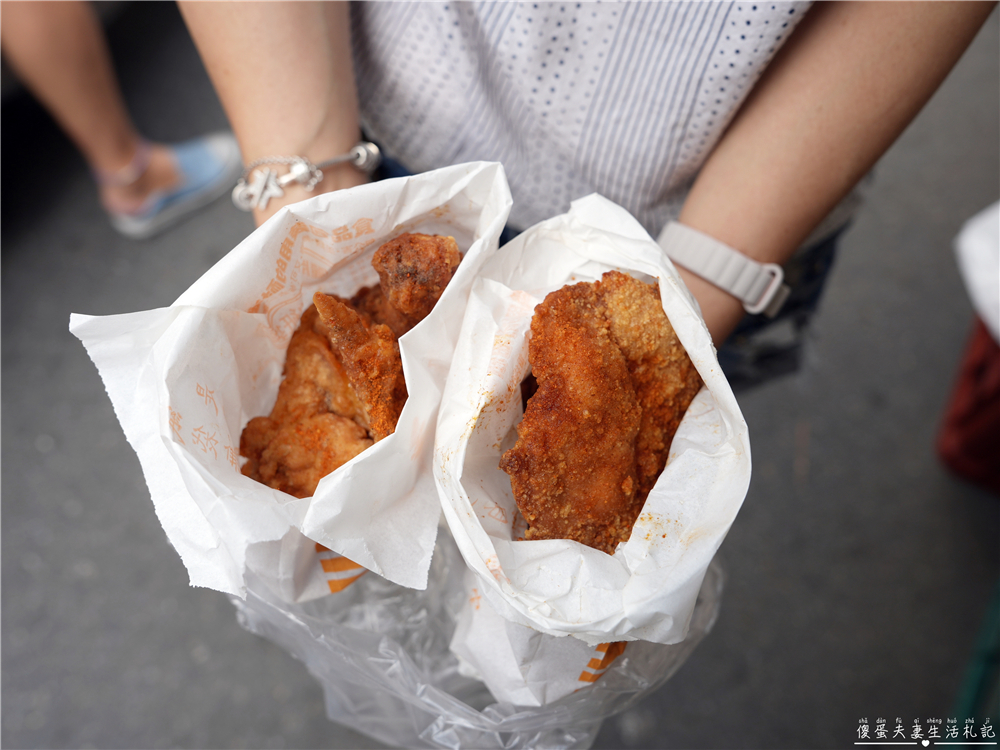 【台中西屯。美食】『黑冠炸雞』水湳市場超人氣炸雞！現場現炸，新鮮出爐！就連冷了都好吃！ @傻蛋夫妻生活札記