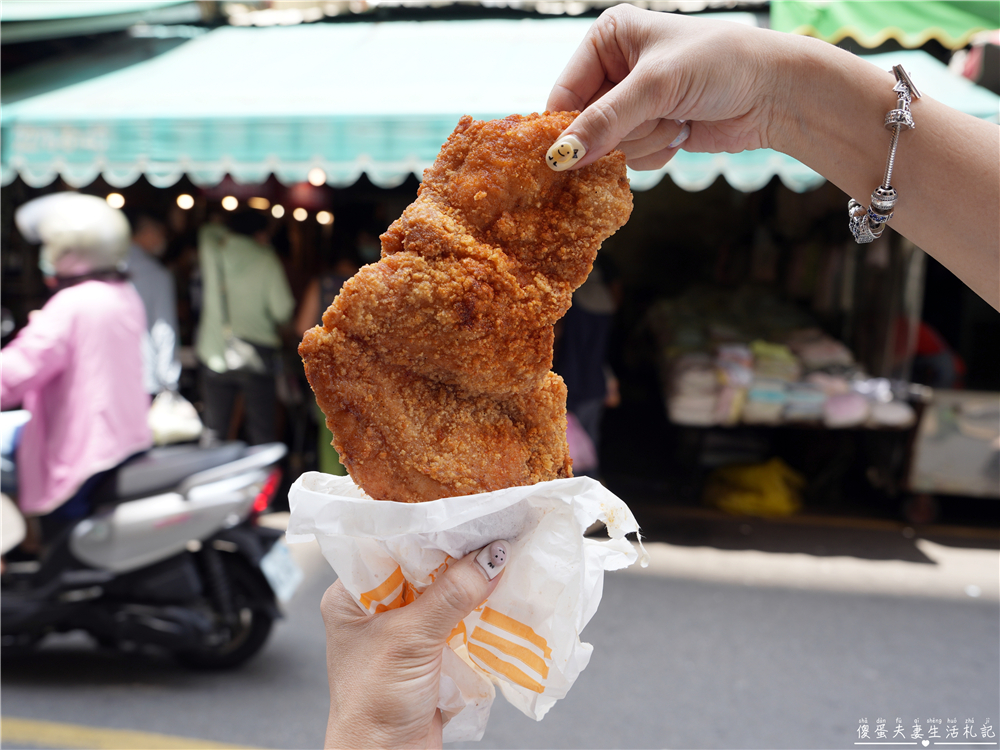 【台中西屯。美食】『黑冠炸雞』水湳市場超人氣炸雞！現場現炸，新鮮出爐！就連冷了都好吃！ @傻蛋夫妻生活札記