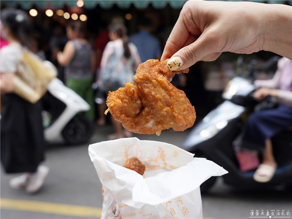 【台中西屯。美食】『黑冠炸雞』水湳市場超人氣炸雞！現場現炸，新鮮出爐！就連冷了都好吃！ @傻蛋夫妻生活札記