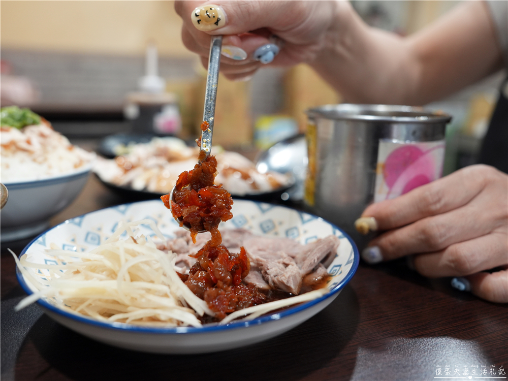 【台中北屯。美食】『濟家莊雞肉飯』蔥油配油蔥！層次豐富的涮嘴雞肉飯！ @傻蛋夫妻生活札記