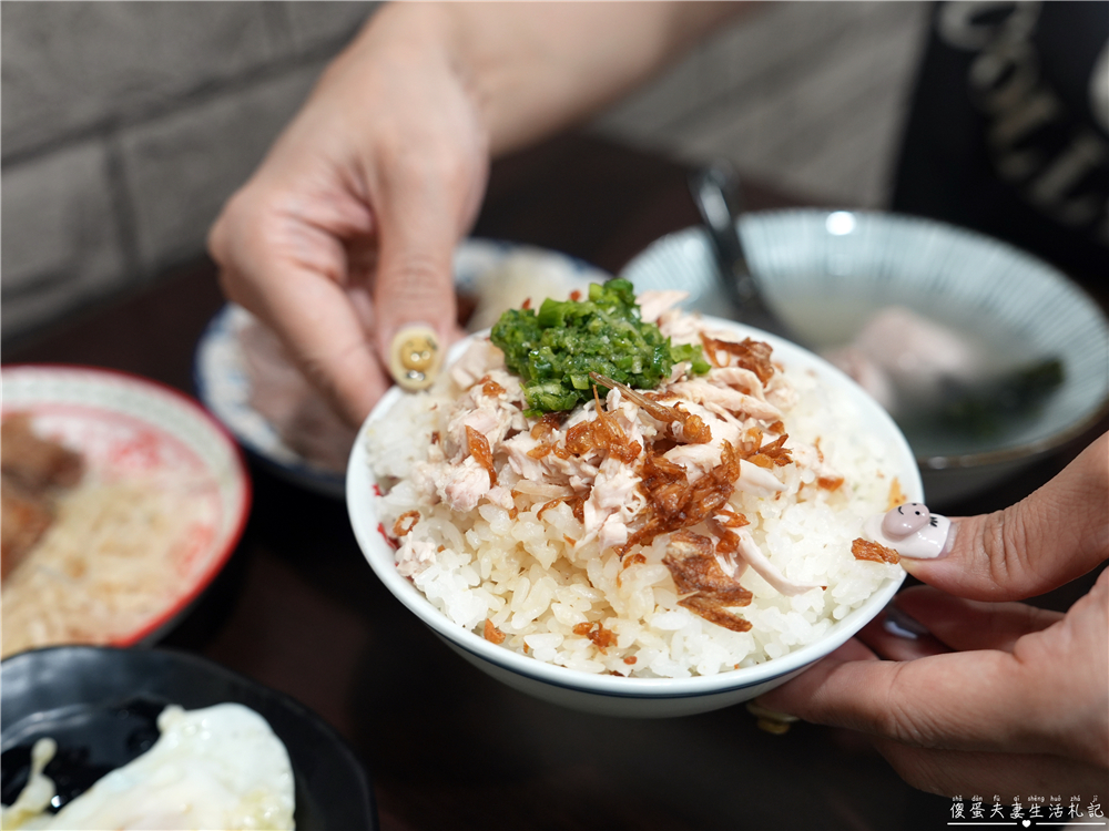 【台中北屯。美食】『濟家莊雞肉飯』蔥油配油蔥！層次豐富的涮嘴雞肉飯！ @傻蛋夫妻生活札記