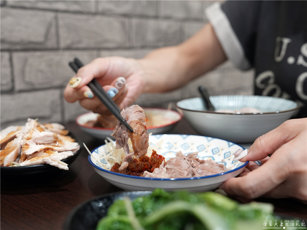 【台中北屯。美食】『濟家莊雞肉飯』蔥油配油蔥！層次豐富的涮嘴雞肉飯！ @傻蛋夫妻生活札記