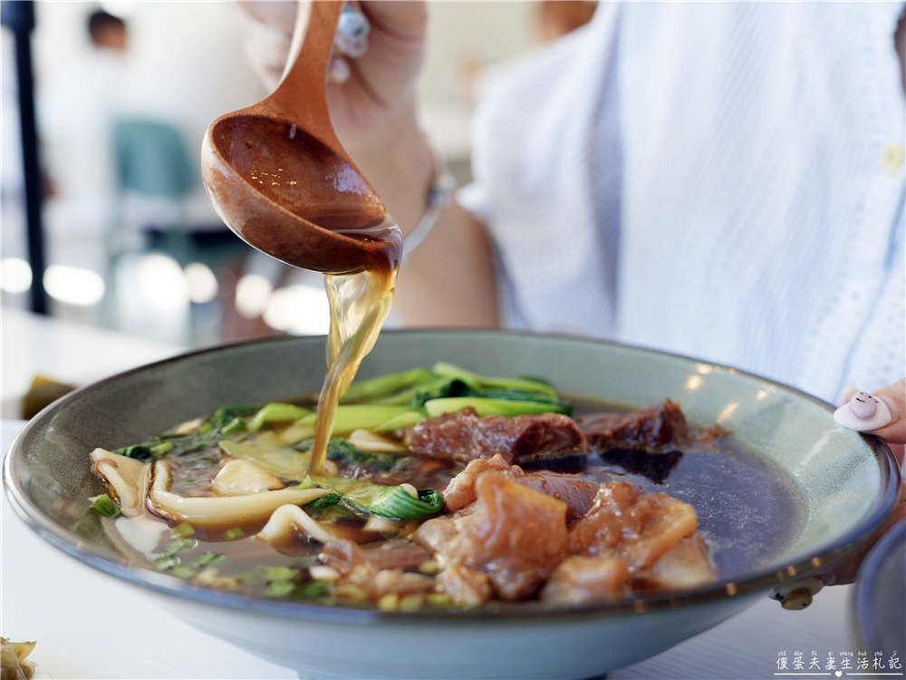 【苗栗頭份。美食】『厚醍牛肉麵-中央店』口感勁道Q彈！軟嫩半筋半肉~內用進口氣泡水無限暢飲！品項簡單好吃的新竹牛肉麵名店展店來頭份啦！ @傻蛋夫妻生活札記