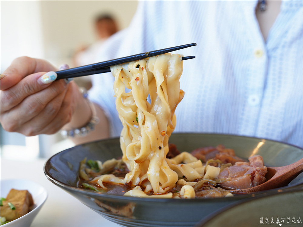 【苗栗頭份。美食】『厚醍牛肉麵-中央店』口感勁道Q彈！軟嫩半筋半肉~內用進口氣泡水無限暢飲！品項簡單好吃的新竹牛肉麵名店展店來頭份啦！ @傻蛋夫妻生活札記