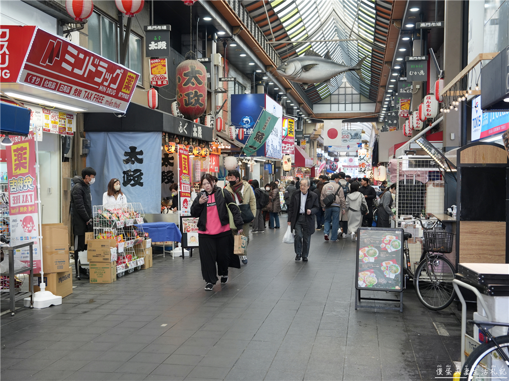 【日本大阪。景點】『黑門市場』大阪人的廚房！來給他瘋狂吃吃喝喝逛一波~~ @傻蛋夫妻生活札記