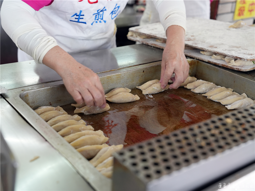 【台中北屯。美食】『老蔡上海生煎包-水湳店』水湳老字號！好吃的生煎包、煎餃小吃店！ @傻蛋夫妻生活札記