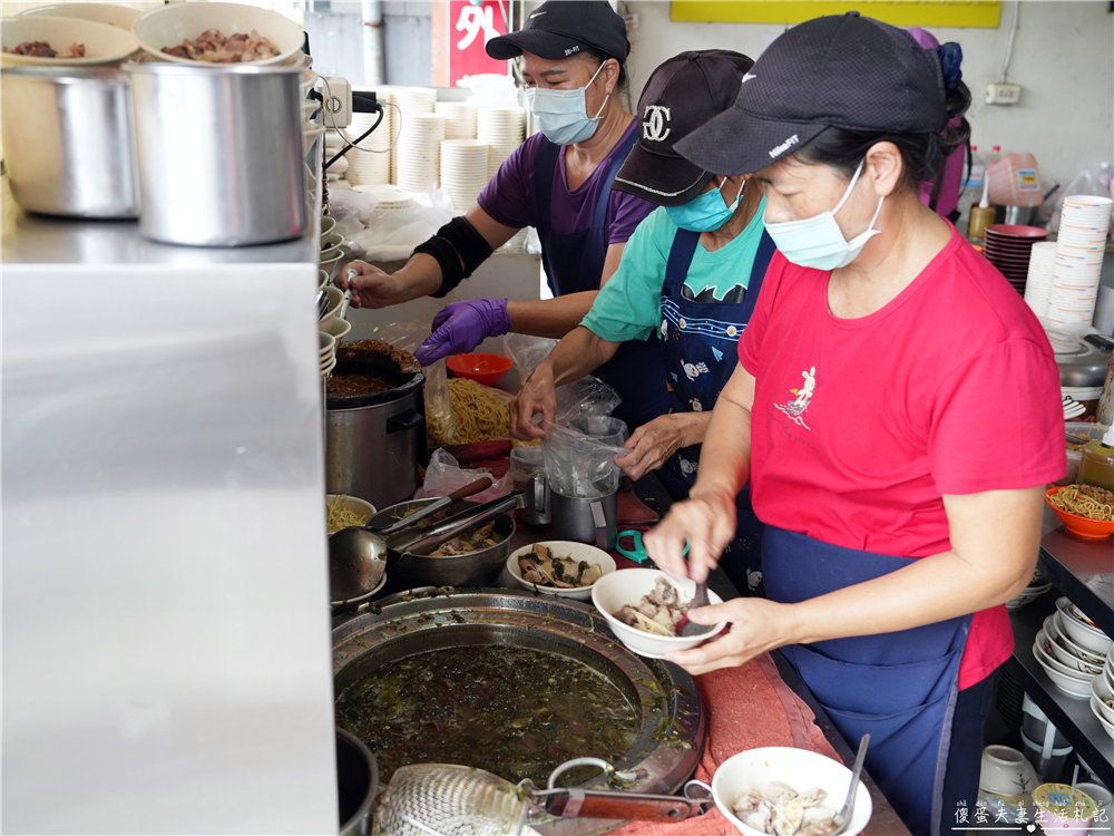 【台中西屯。美食】『梁嫂炒麵 肉燥飯』口味好吃料實在！水湳市場超人氣傳統小吃！ @傻蛋夫妻生活札記