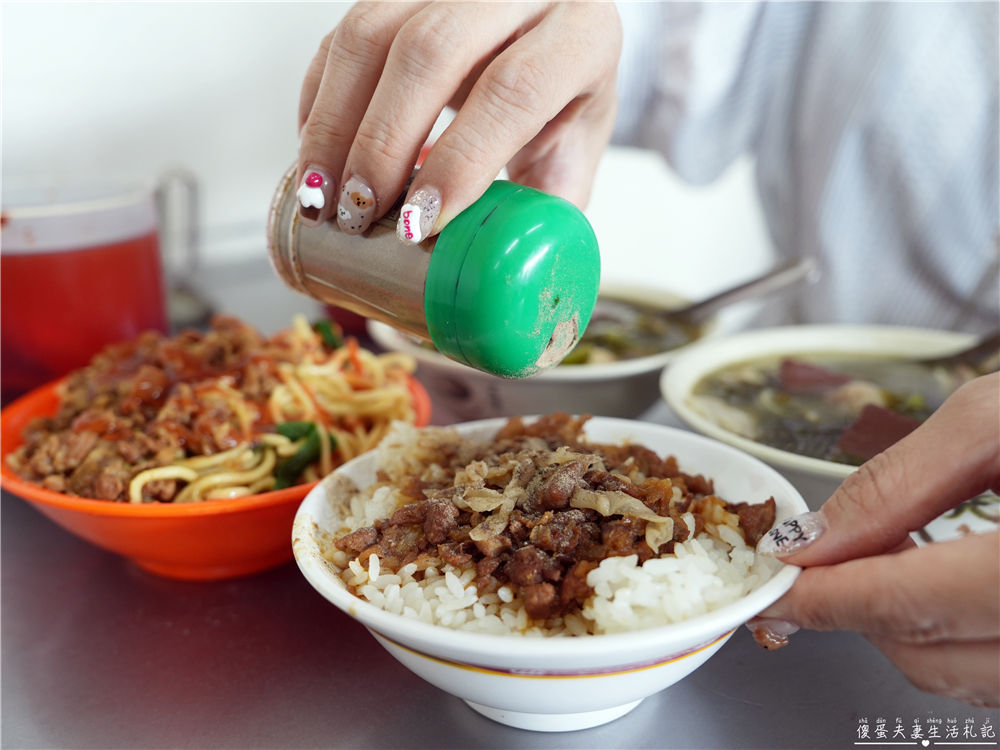 【台中西屯。美食】『梁嫂炒麵 肉燥飯』口味好吃料實在！水湳市場超人氣傳統小吃！ @傻蛋夫妻生活札記