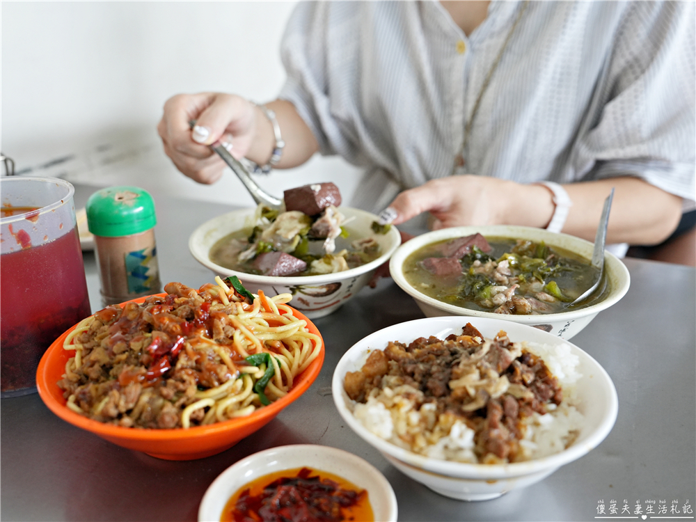 【台中西屯。美食】『梁嫂炒麵 肉燥飯』口味好吃料實在！水湳市場超人氣傳統小吃！ @傻蛋夫妻生活札記