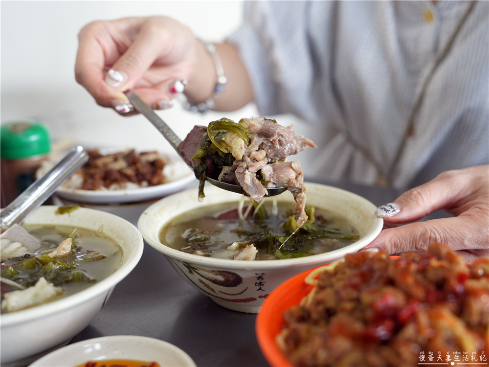 【台中西屯。美食】『梁嫂炒麵 肉燥飯』口味好吃料實在！水湳市場超人氣傳統小吃！ @傻蛋夫妻生活札記