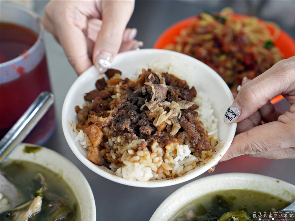 【台中西屯。美食】『梁嫂炒麵 肉燥飯』口味好吃料實在！水湳市場超人氣傳統小吃！ @傻蛋夫妻生活札記