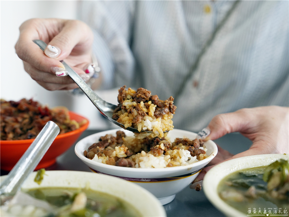 【台中西屯。美食】『梁嫂炒麵 肉燥飯』口味好吃料實在！水湳市場超人氣傳統小吃！ @傻蛋夫妻生活札記