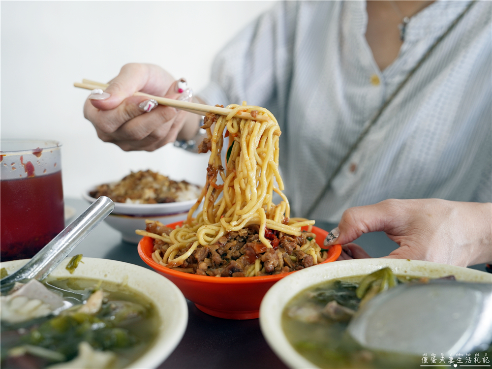 【台中西屯。美食】『梁嫂炒麵 肉燥飯』口味好吃料實在！水湳市場超人氣傳統小吃！ @傻蛋夫妻生活札記