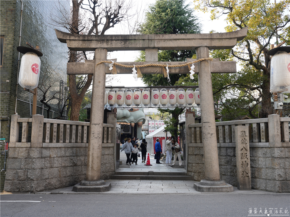 【日本大阪。景點】『難波八阪神社』朝聖！讓帥氣巨大的獅子殿為你吞厄運招好運吧！ @傻蛋夫妻生活札記