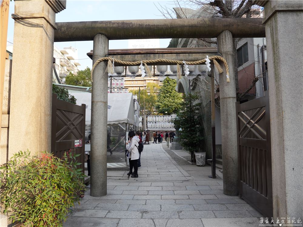 【日本大阪。景點】『難波八阪神社』朝聖！讓帥氣巨大的獅子殿為你吞厄運招好運吧！ @傻蛋夫妻生活札記