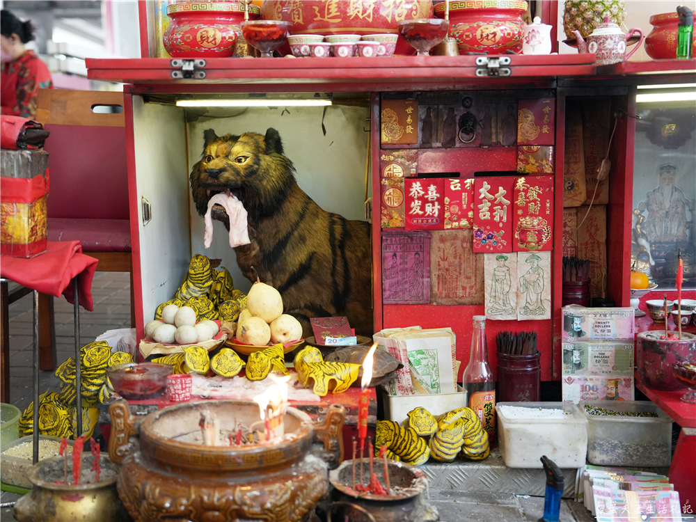 【香港灣仔。景點】『鵝頸橋打小人』銅鑼灣特色景點！絕對要體驗的正宗香港在地傳統文化的抒壓行程~~ @傻蛋夫妻生活札記