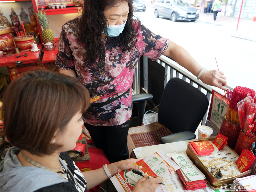 【香港灣仔。景點】『鵝頸橋打小人』銅鑼灣特色景點！絕對要體驗的正宗香港在地傳統文化的抒壓行程~~ @傻蛋夫妻生活札記