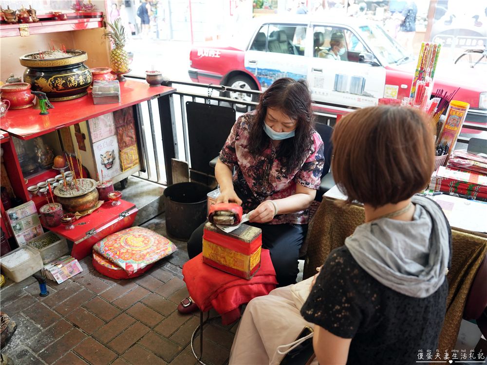 【香港灣仔。景點】『鵝頸橋打小人』銅鑼灣特色景點！絕對要體驗的正宗香港在地傳統文化的抒壓行程~~ @傻蛋夫妻生活札記