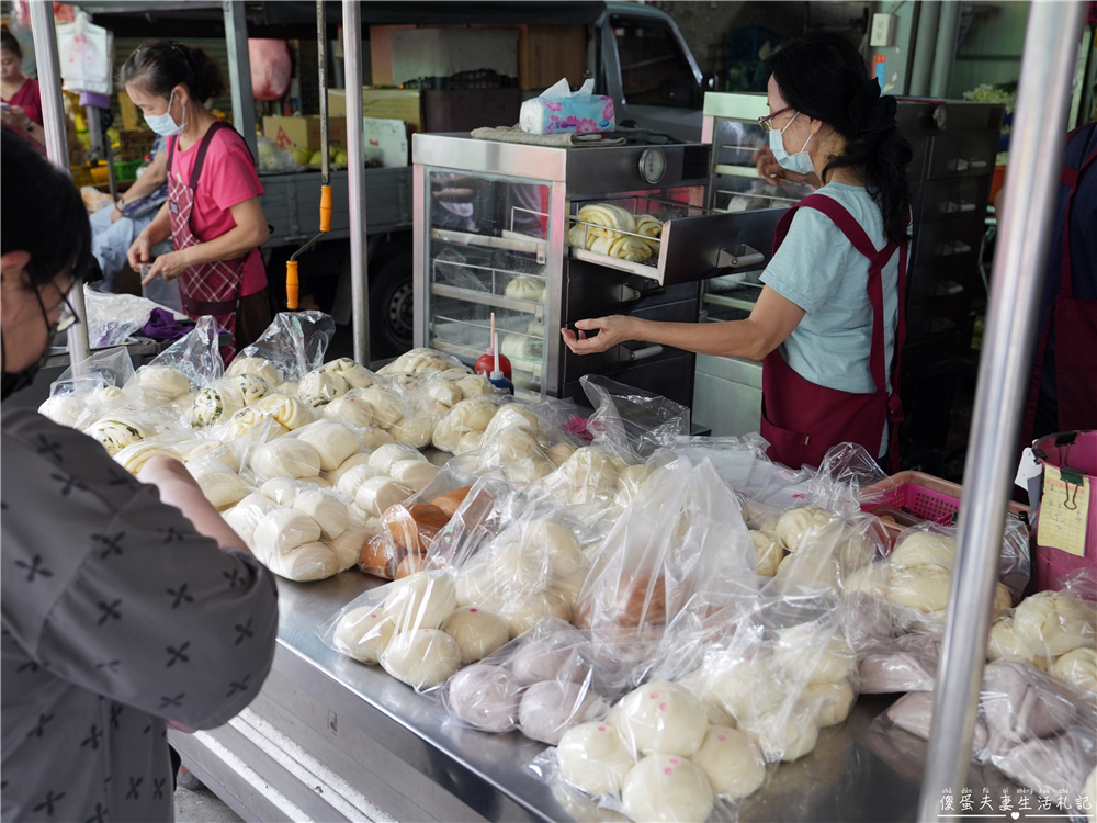 【台中西屯。美食】『巧味包子饅頭』種類多元扎實又好吃！水湳市場老字號包子店！ @傻蛋夫妻生活札記