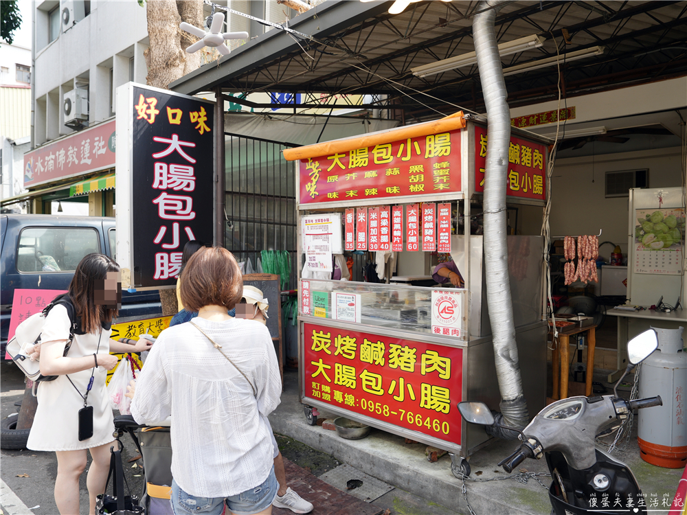 【台中西屯。美食】『正芳味大腸包小腸』現烤現包香噴噴！水湳市場的傳統街邊小吃！ @傻蛋夫妻生活札記