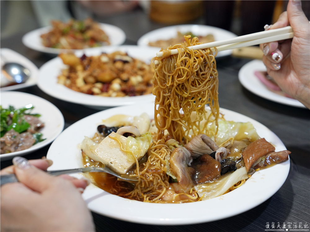 【台中北區。美食】『香港金寶茶餐廳-館前店』超誠意棟檸茶！台中老字號港式茶餐廳~ @傻蛋夫妻生活札記