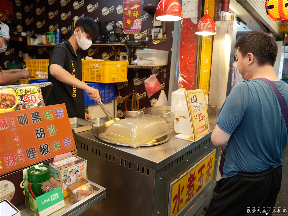 【台中西屯。美食】『炳叔烤玉米-逢甲總店』口味多元、軟硬皆可選！逢甲超猛好吃烤玉米！ @傻蛋夫妻生活札記