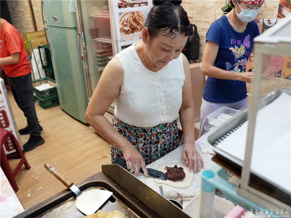 【台中西屯。美食】『港媽餡餅』現包現煎！逢甲好吃涮嘴的手工現做餡餅！ @傻蛋夫妻生活札記