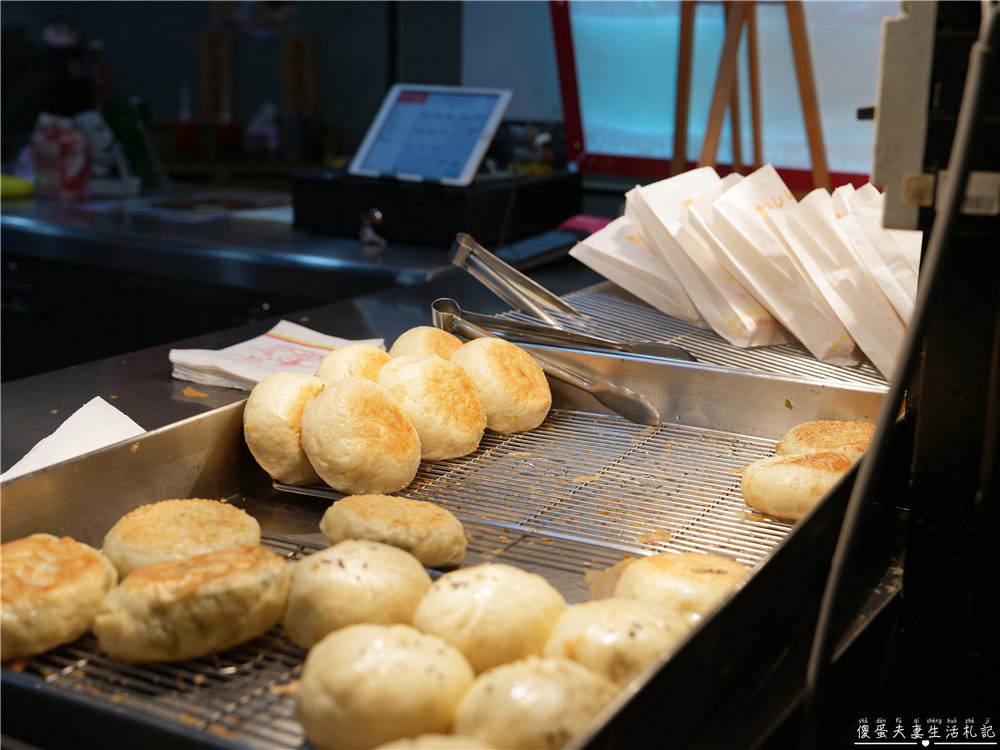 【台中西屯。美食】『舞陽點心舖-逢甲旗艦店』內餡飽滿有嚼勁！逢甲巷子內的涮嘴水煎包！ @傻蛋夫妻生活札記