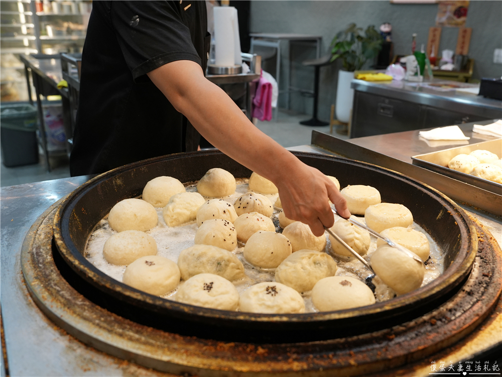 【台中西屯。美食】『舞陽點心舖-逢甲旗艦店』內餡飽滿有嚼勁！逢甲巷子內的涮嘴水煎包！ @傻蛋夫妻生活札記