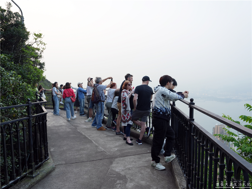 【香港中西區。景點】『太平山山頂纜車』香港中環超夯景點！一次解鎖凌霄閣摩天台、盧吉道觀景台！  @傻蛋夫妻生活札記