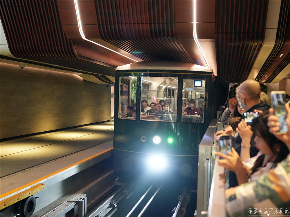 【香港中西區。景點】『太平山山頂纜車』香港中環超夯景點！一次解鎖凌霄閣摩天台、盧吉道觀景台！  @傻蛋夫妻生活札記