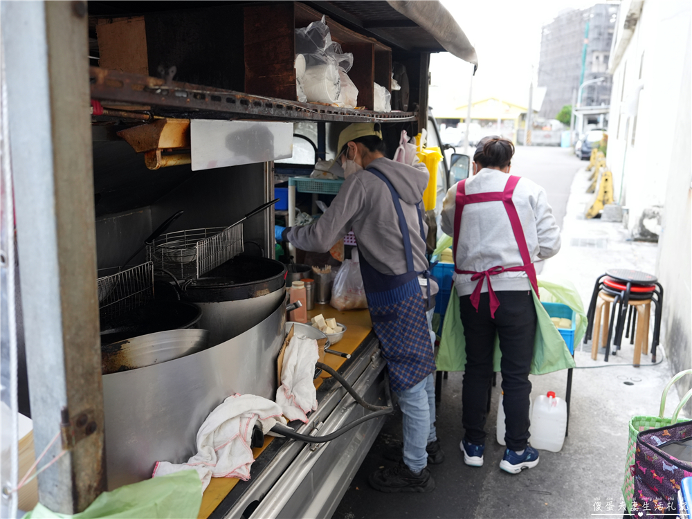 【苗栗後龍。美食】『小綾臭豆腐』量大實惠！泡菜滿滿的現炸酥脆臭豆腐！ @傻蛋夫妻生活札記