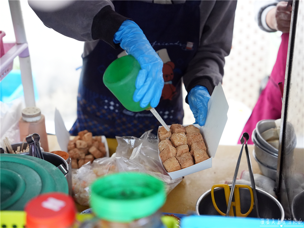 【苗栗後龍。美食】『小綾臭豆腐』量大實惠！泡菜滿滿的現炸酥脆臭豆腐！ @傻蛋夫妻生活札記
