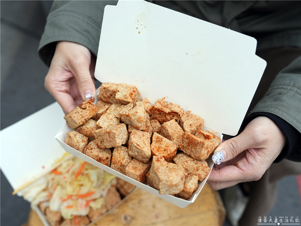 【苗栗後龍。美食】『小綾臭豆腐』量大實惠！泡菜滿滿的現炸酥脆臭豆腐！ @傻蛋夫妻生活札記