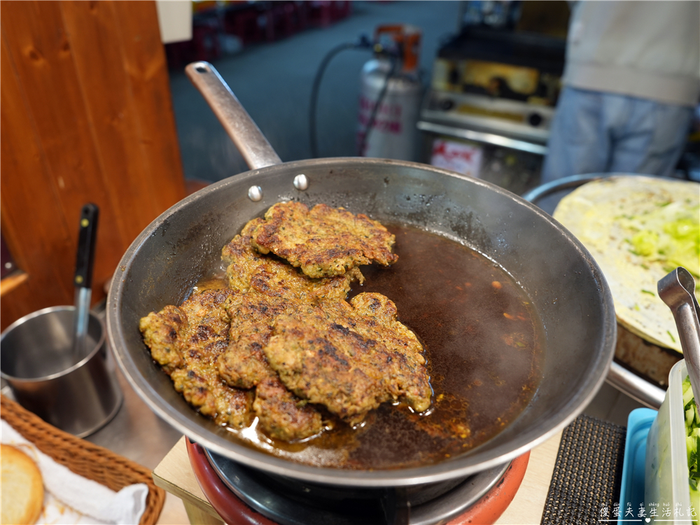 【台中北屯。美食】『萬物饃』爽口系肉夾饃！總站夜市的肉夾饃、煎餅果子專賣！ @傻蛋夫妻生活札記